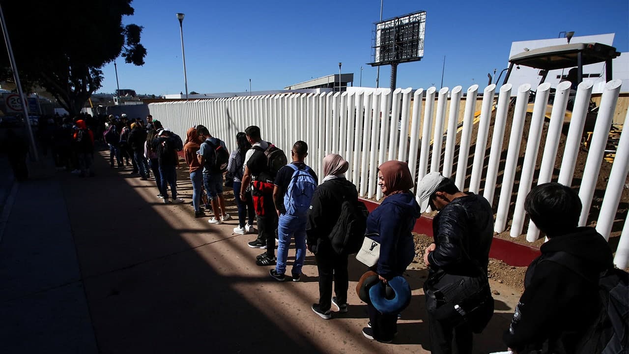 Image for Illinois projected to spend $2.5B on migrants by end of 2025, report claims