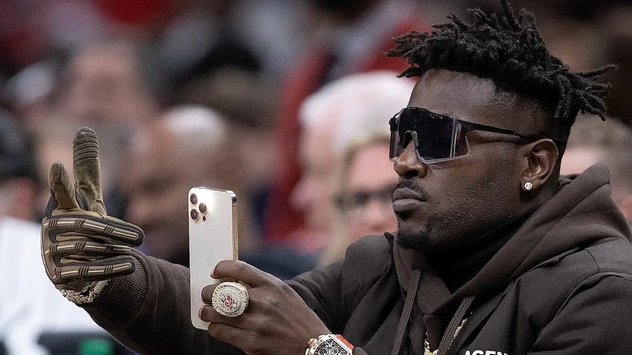Image for Antonio Brown raises eyebrows with social media posts amid reports he's wanted for alleged attempted murder